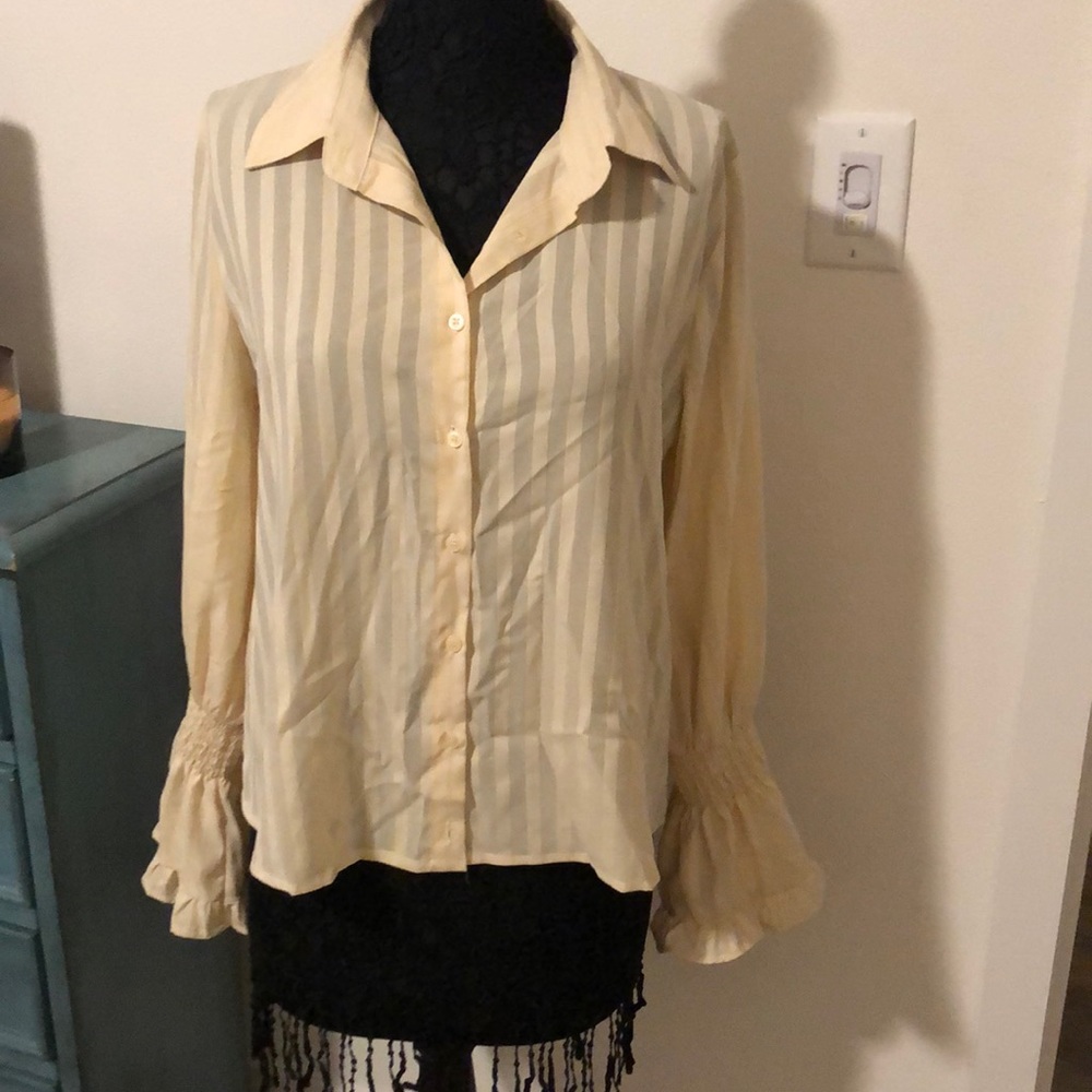 Pinch cream colored blouse with puffed sleeves